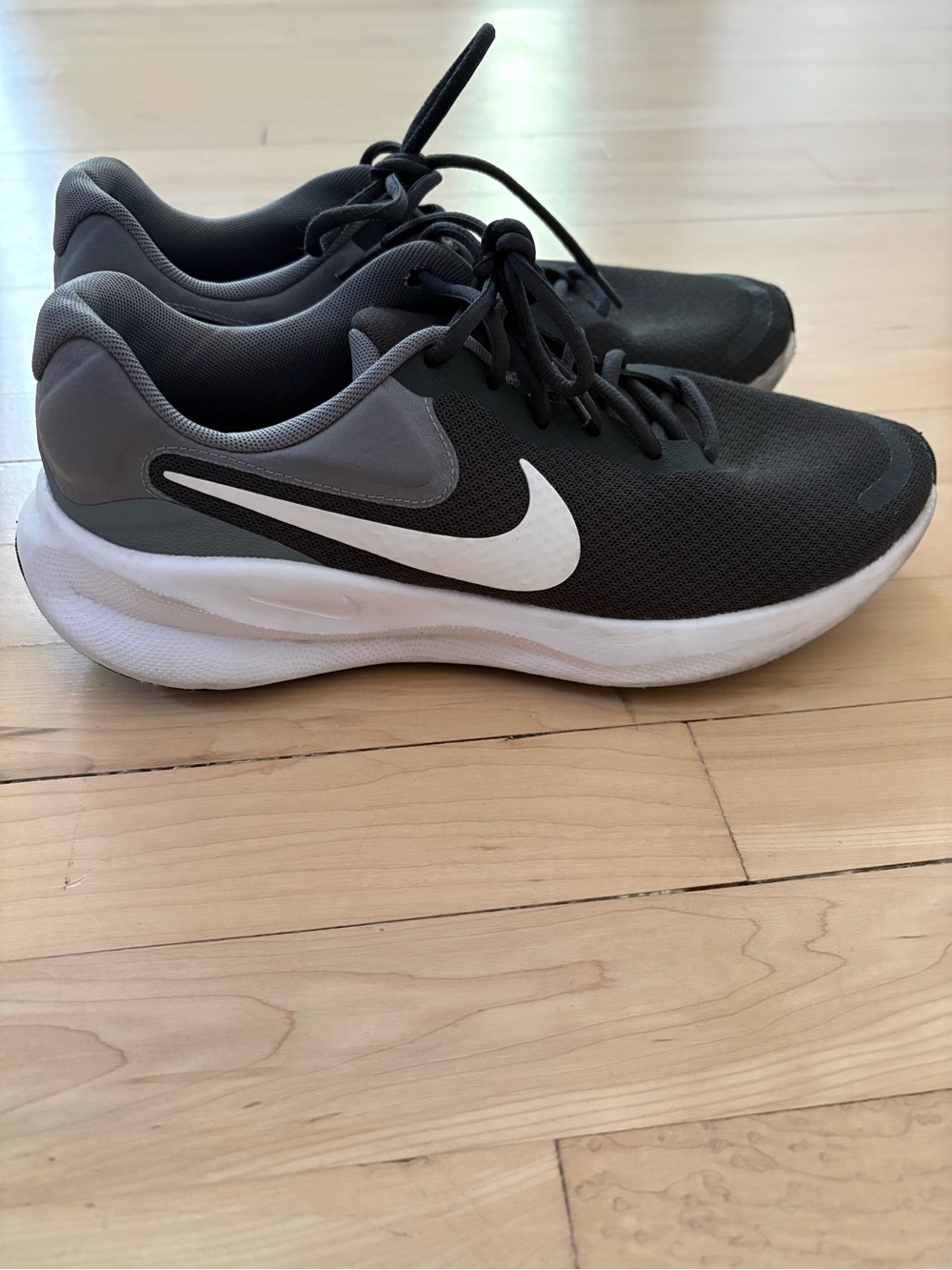 Nike Black, Gray and White Men's Athletic Sneakers. EUC